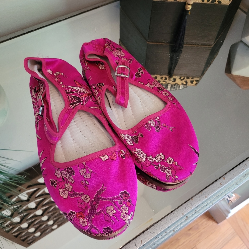 Urban Outfitters Chinese Slippers size 9
